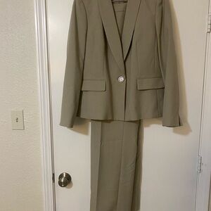 Le Suit Beige Pant Suit Sz 16. Classic Sophistication